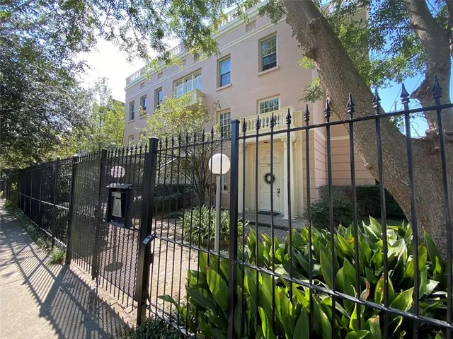 $1,600 | 7530 St Charles Avenue, Unit L, New Orleans, LA 70118