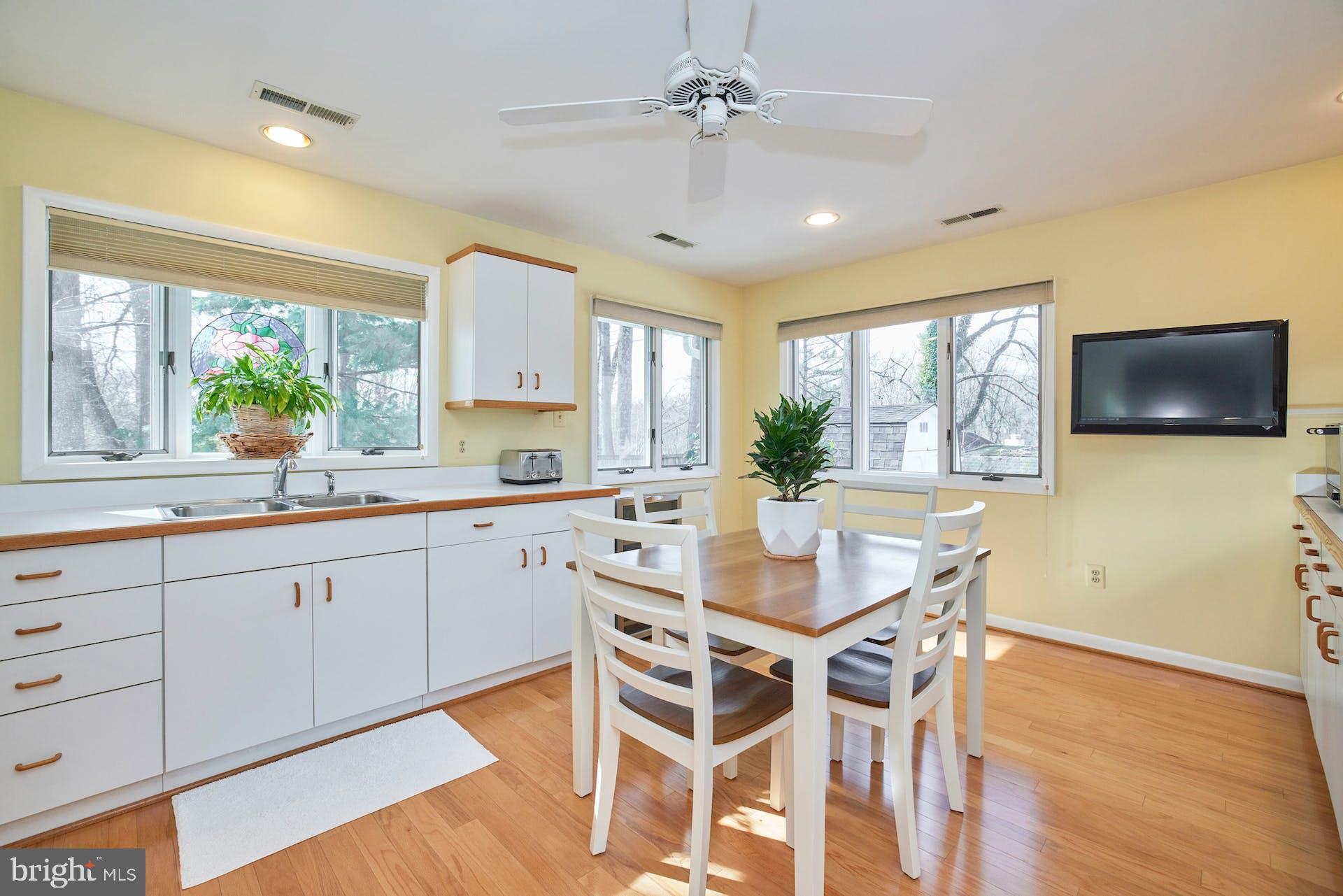 7613 Hamlet Street Springfield, VA 22151 - Photo 27 of 49 Eat-in Kitchenette