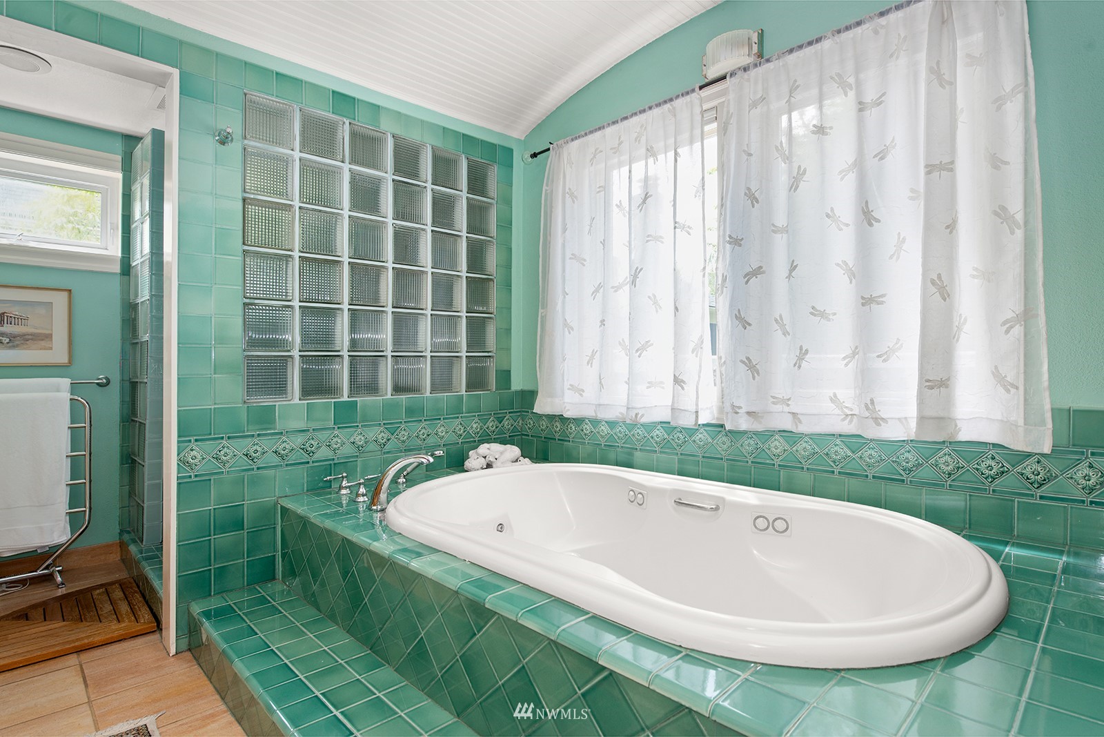945 17th Avenue East Seattle, WA 98112 - Photo 27 of 40 a bathroom with a tub and shower