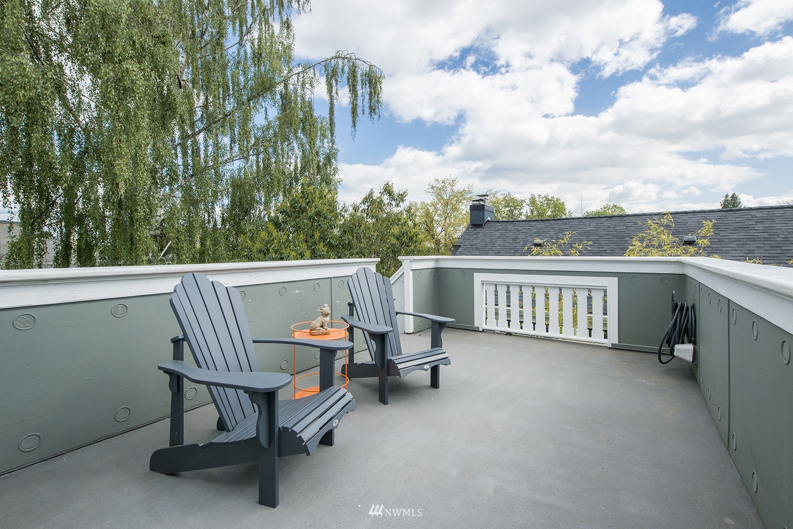 945 17th Avenue East Seattle, WA 98112 - Photo 36 of 40 a view of a terrace with furniture