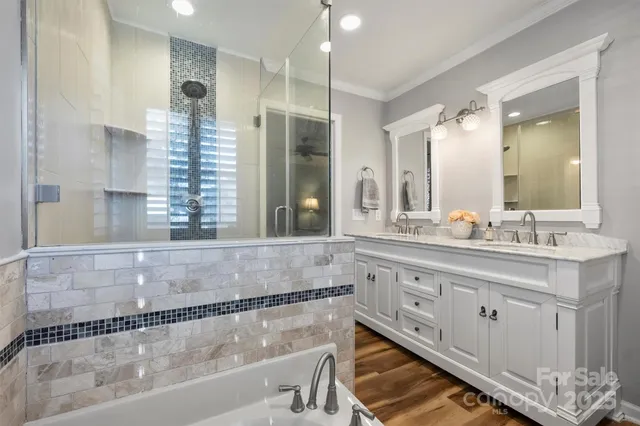 a en suite bathroom with a double vanity sink and a mirror
