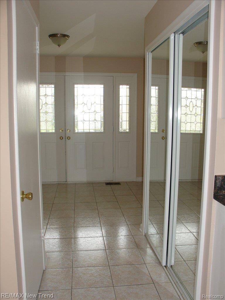 29122 Raleigh Road Farmington, MI 48336 - Photo 3 of 17 Foyer