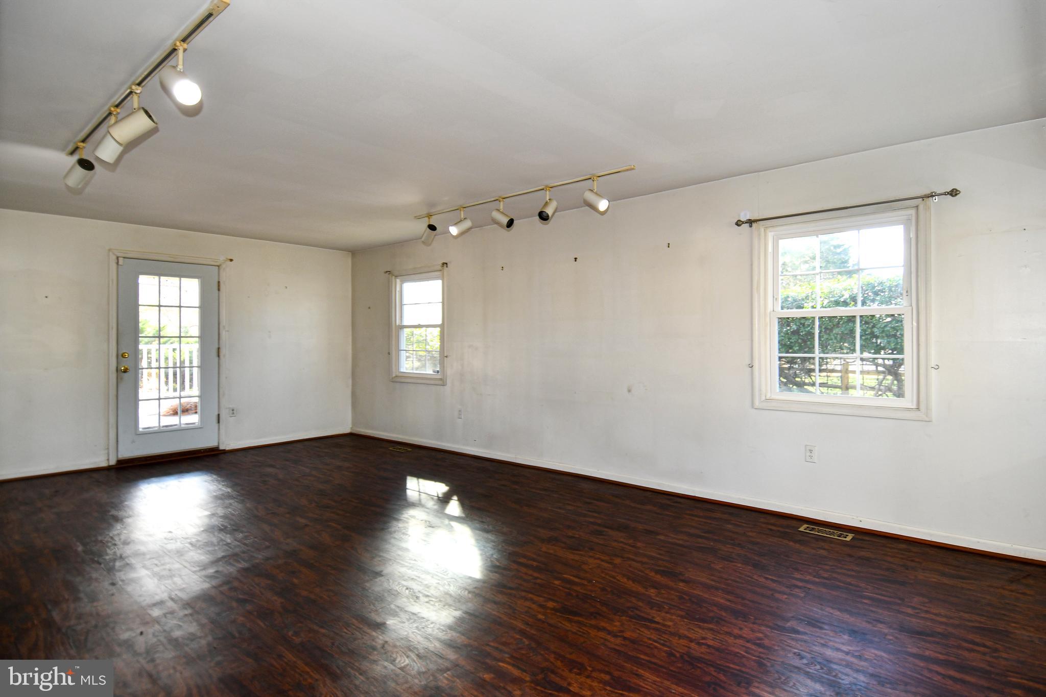 6 Beechvue Court Silver Spring, MD 20906 - Photo 4 of 42 Living Room