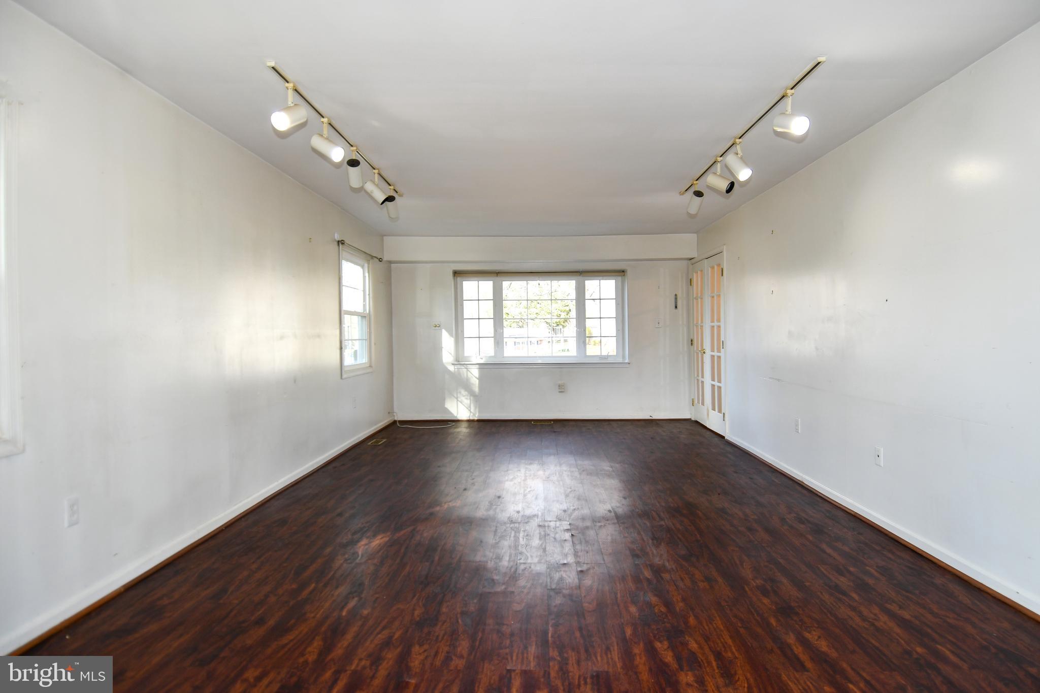 6 Beechvue Court Silver Spring, MD 20906 - Photo 6 of 42 Living Room