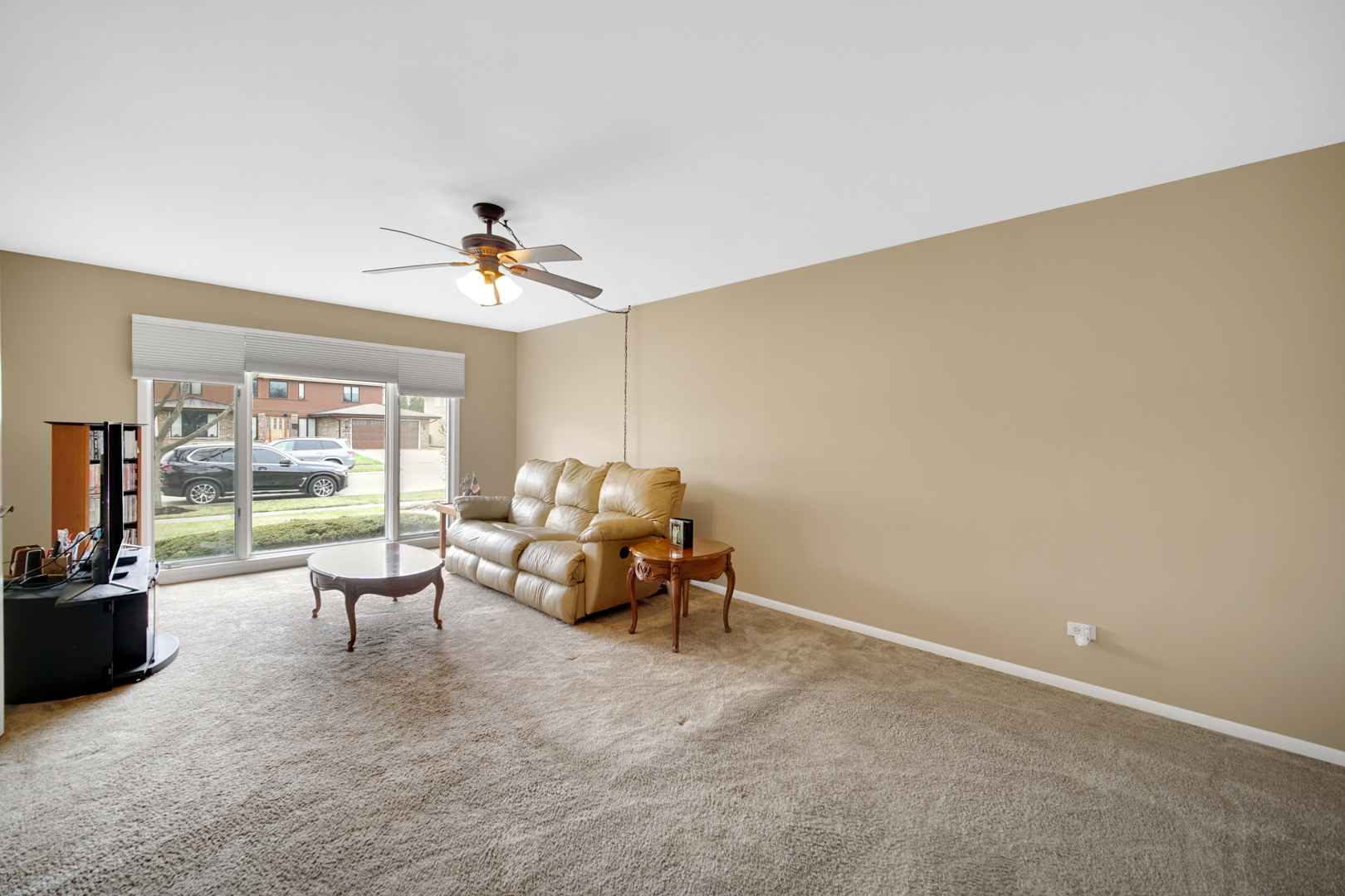 1102 Compton Point Addison, IL 60101 - Photo 4 of 34 a living room with furniture