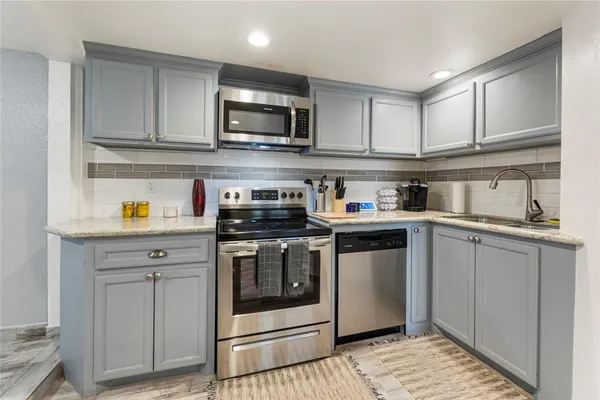 $1,500 | 5420 Avenue Q, Unit B, Galveston, TX 77551