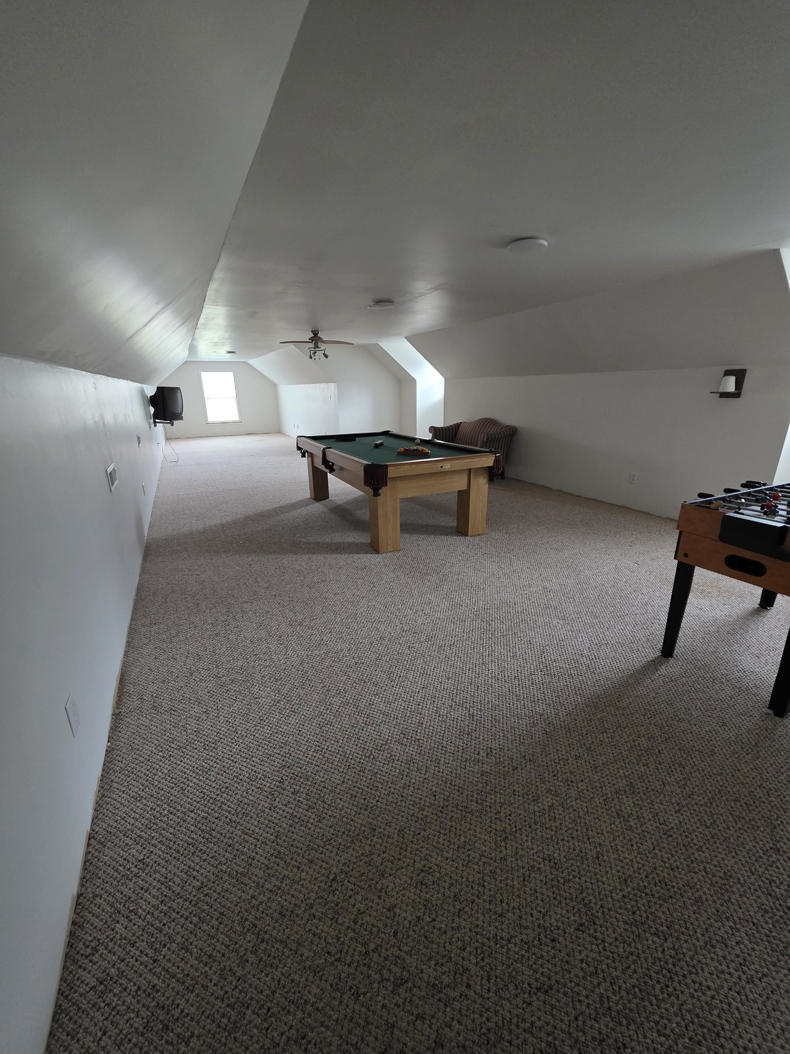 102 Cascade Lane Bell Buckle, TN 37020 - Photo 16 of 21 a room with furniture and a projector