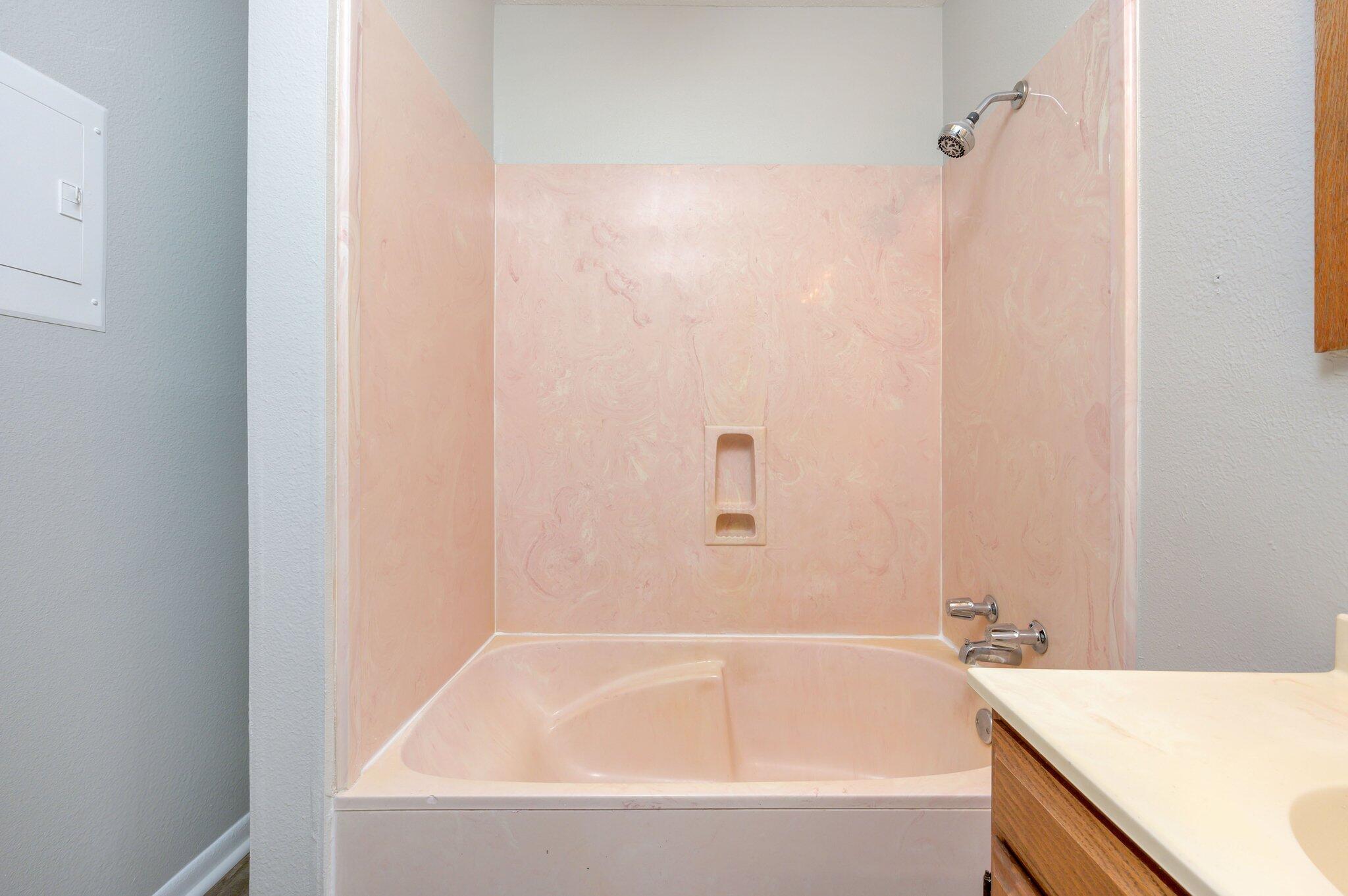 3970 Indian Mound Road Crestview, FL 32539 - Photo 14 of 33 a bathroom with a bathtub