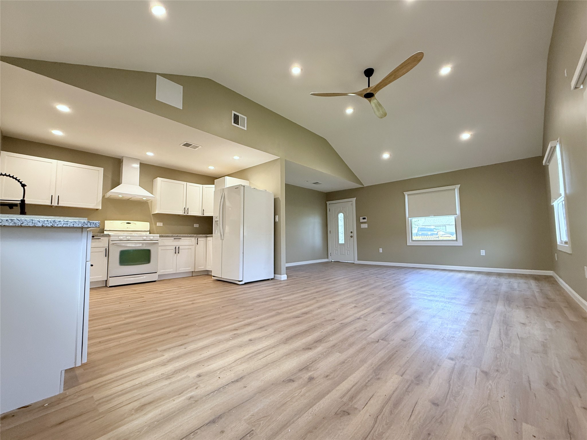 1922 Tabor Street Houston, TX 77009 - Photo 3 of 24 The living/dining combo space offers a remote controlled ceiling fan & recessed lighting.