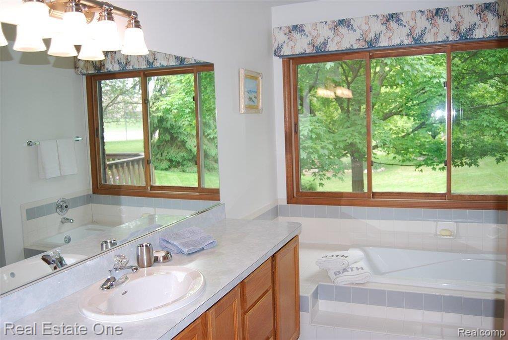 559 Live Oak Drive Rochester, MI 48309 - Photo 14 of 21 Master Bath