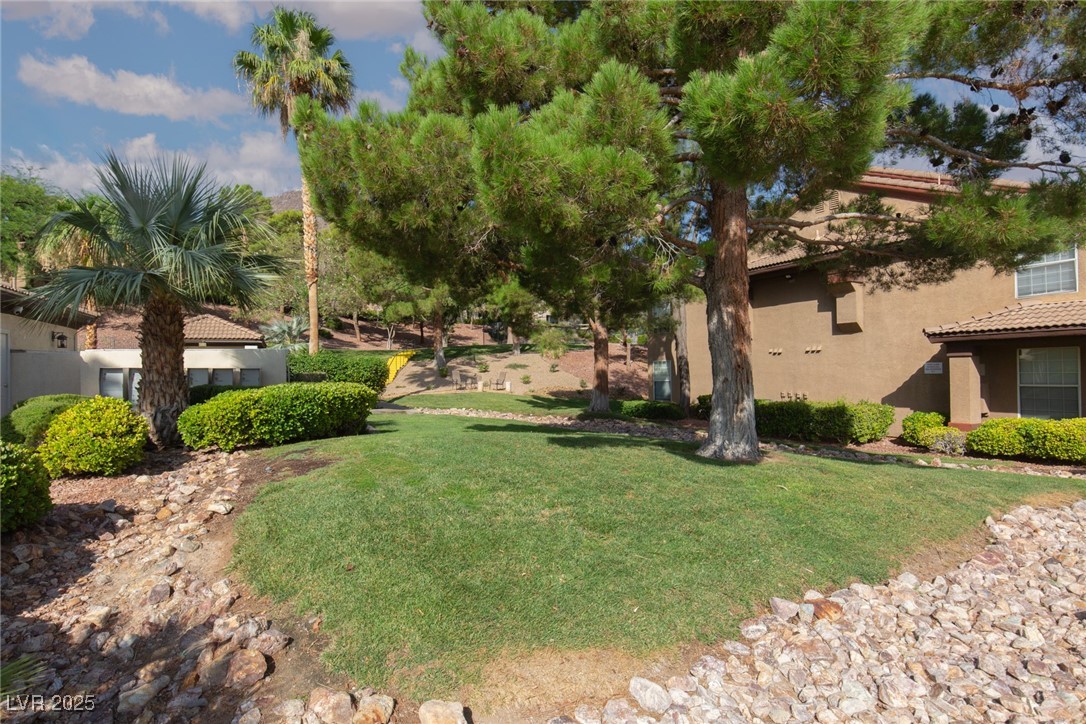 231 West Horizon Ridge Parkway, Unit 1126 Henderson, NV 89012 - Photo 18 of 33 View of green lawn