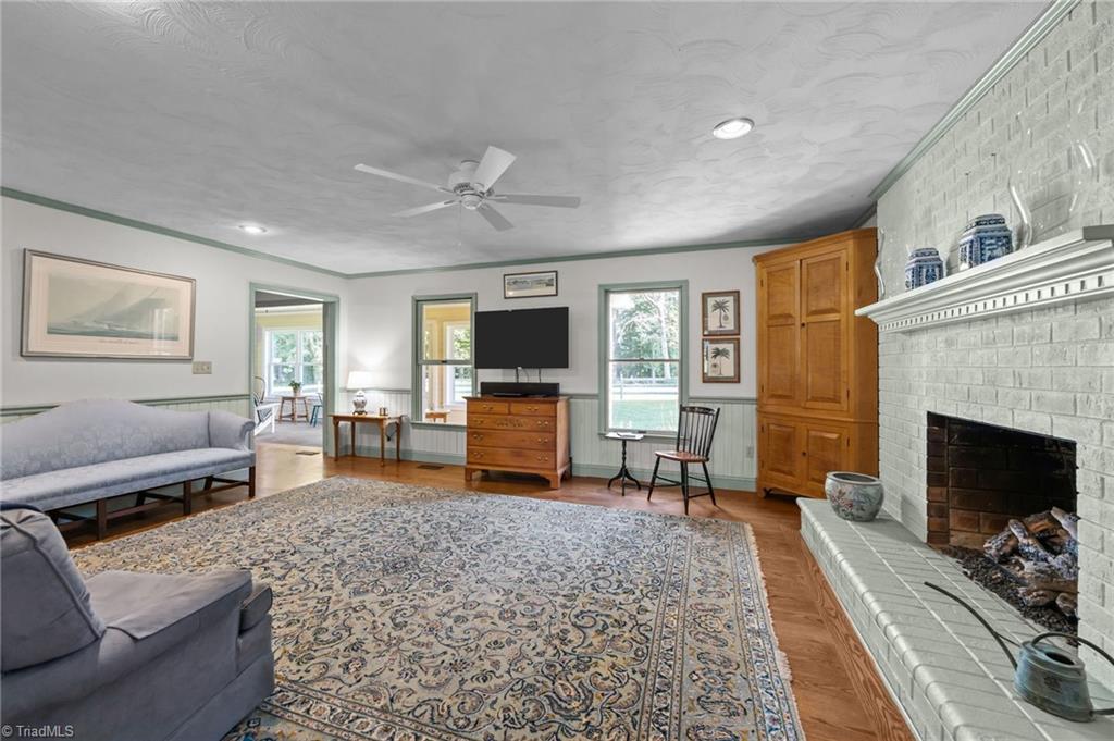 1498 Bethesda Road Lexington, NC 27295 - Photo 12 of 40 Living Room