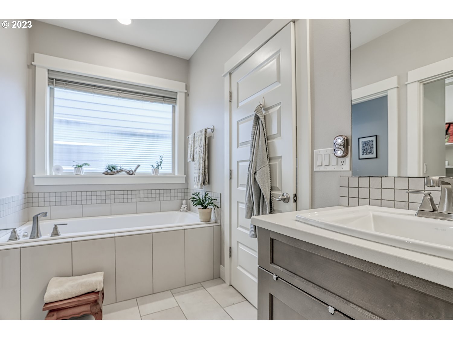 3247 North Abernathy Circle Ridgefield, WA 98642 - Photo 21 of 44 Owner's Suite Bathroom