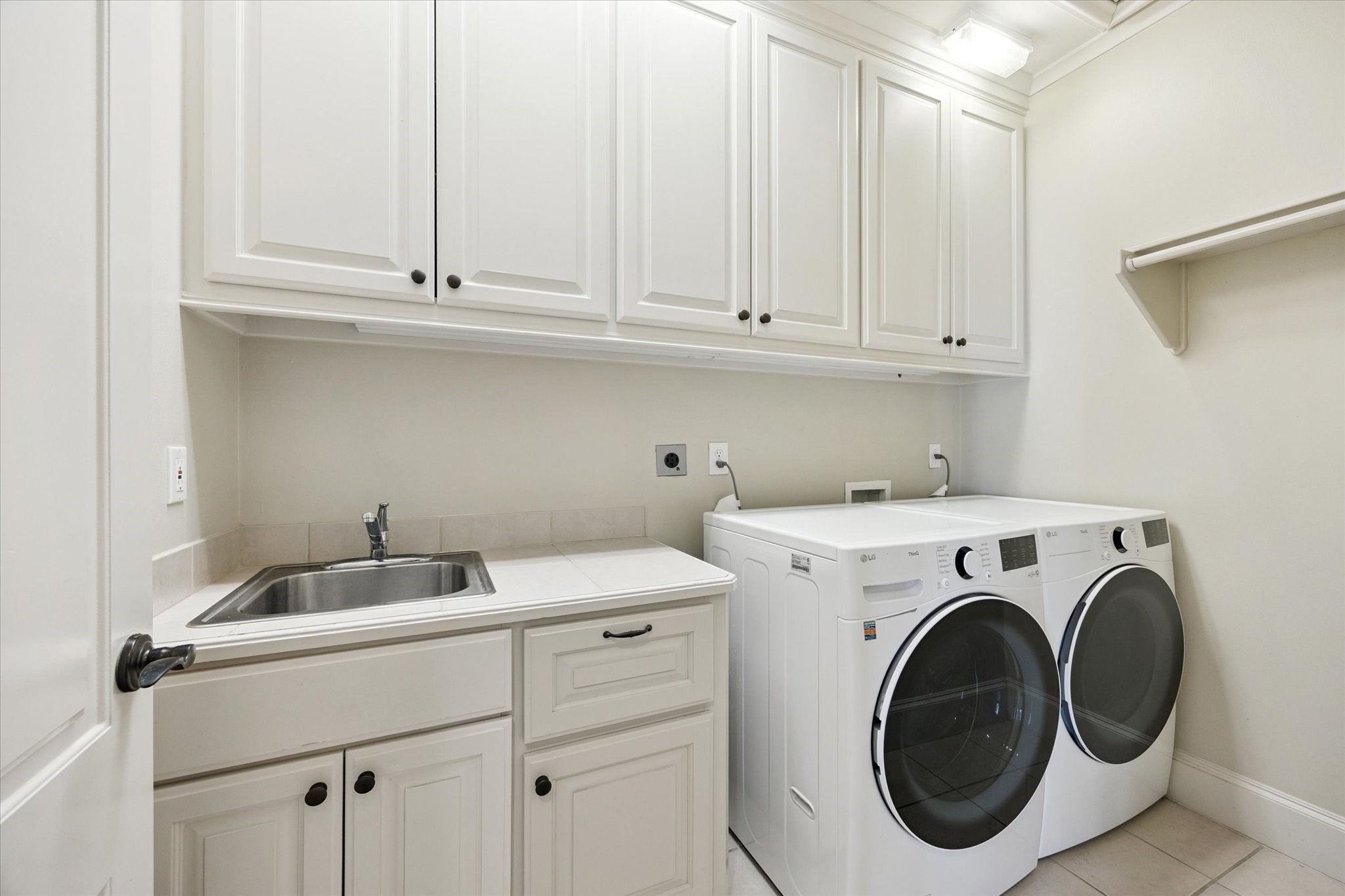 2145 Fairview Street Houston, TX 77019 - Photo 50 of 50 Second Floor - LARGE Utility room!