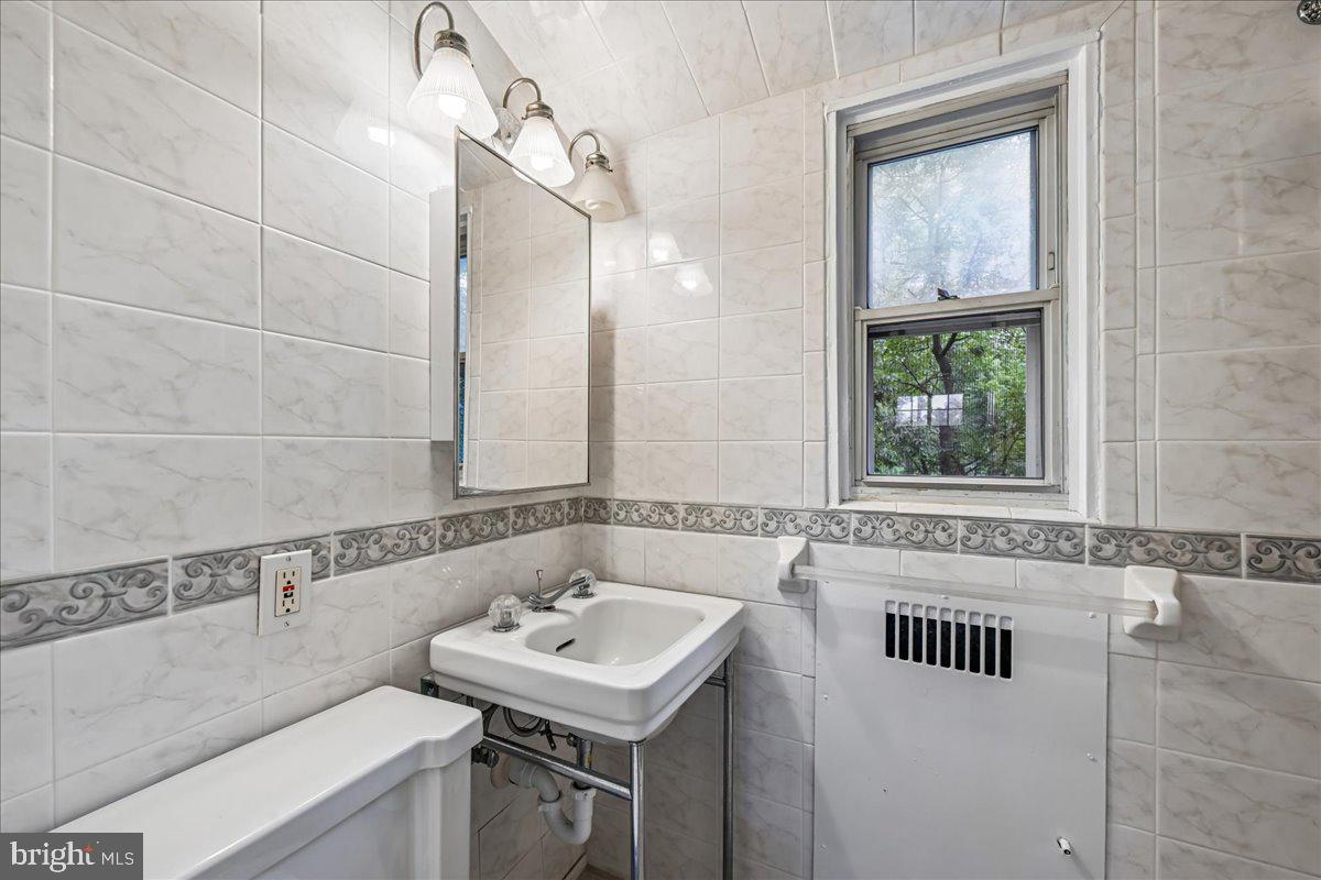 3201 Circle Hill Road Alexandria, VA 22305 - Photo 22 of 37 primary ensuite bathroom