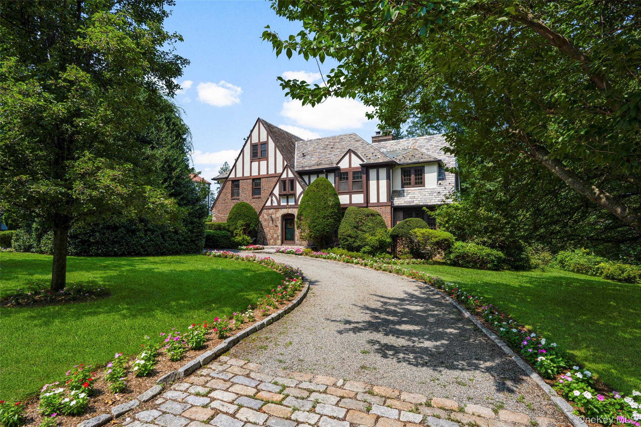260 Overlook Road New Rochelle, NY 10804 - Photo 2 of 48 Gallery Image 2