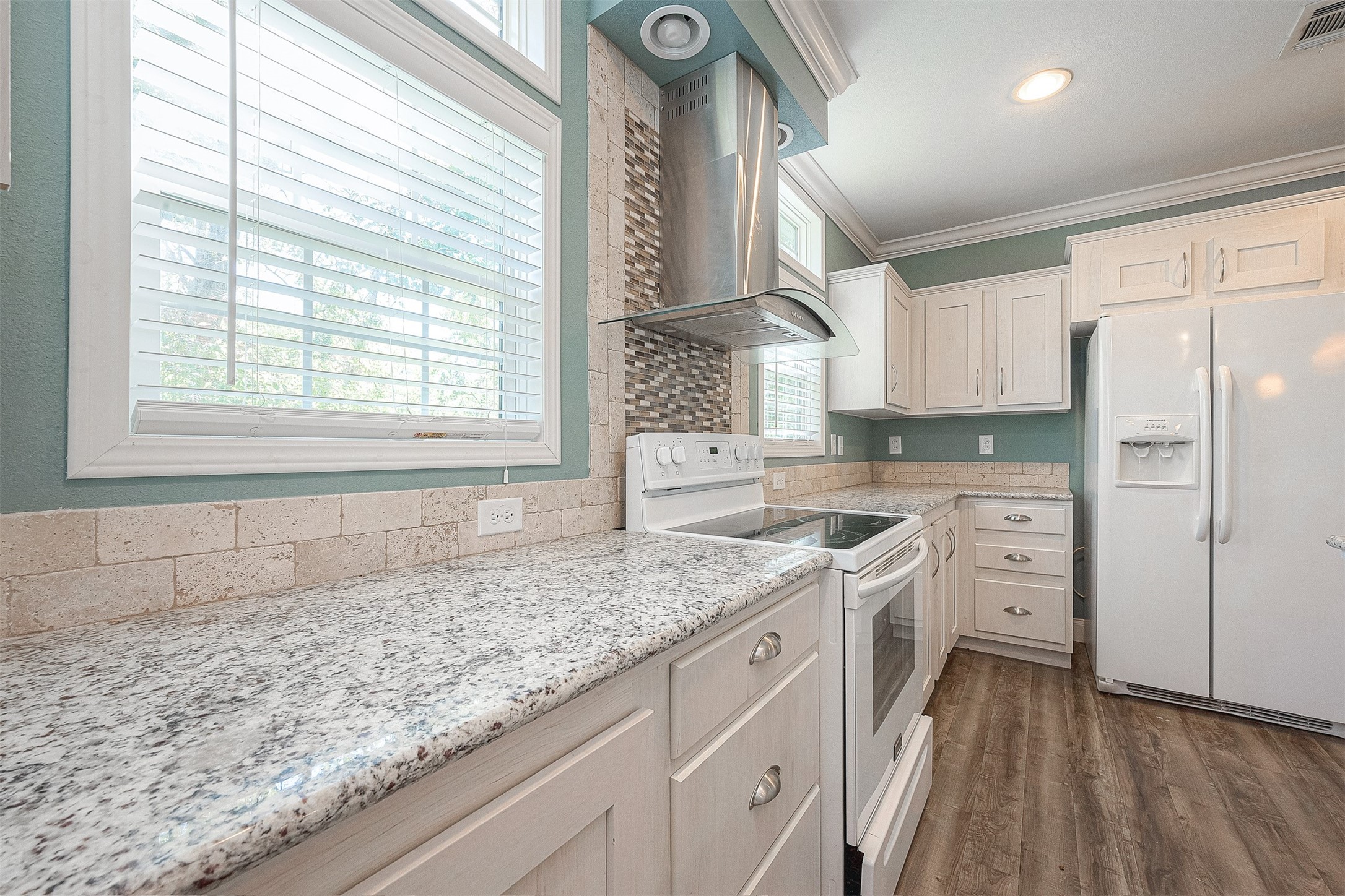 20547 South Post Oak Boulevard, Unit B Fresno, TX 77545 - Photo 24 of 46 a kitchen with a stove a sink and a refrigerator