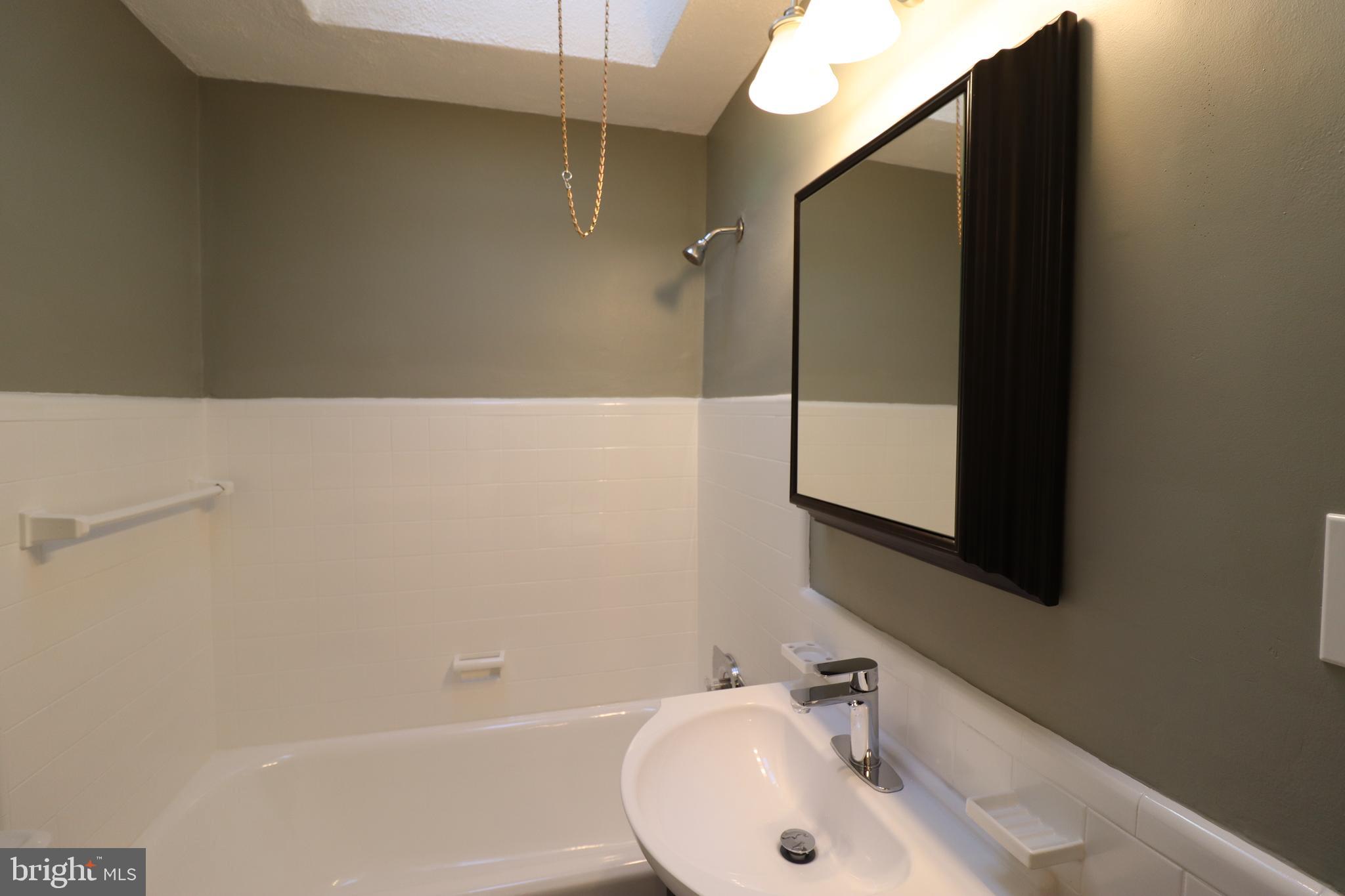 428 Littlecroft Road Upper Darby, PA 19082 - Photo 13 of 25 Full Bathroom