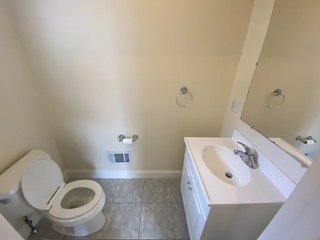 a view of a house with backyard and garden