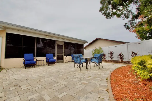 a view of a backyard