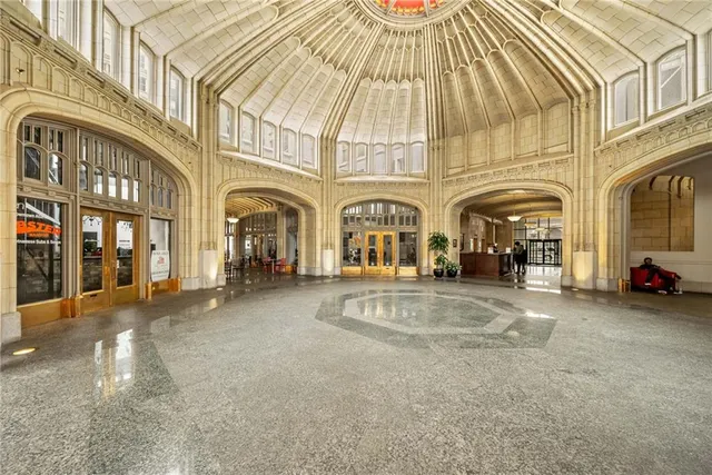 a group of cars parked in front of a building
