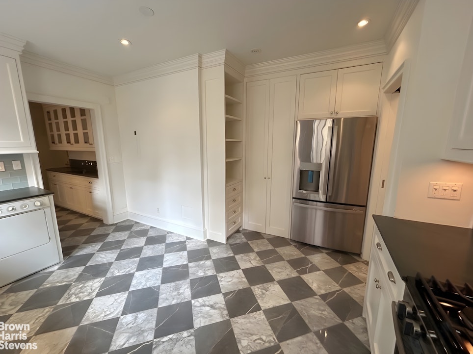 116 East 68th Street, Unit 8B Manhattan, NY 10065 - Photo 12 of 14