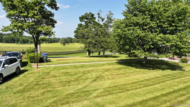 a view of a back yard