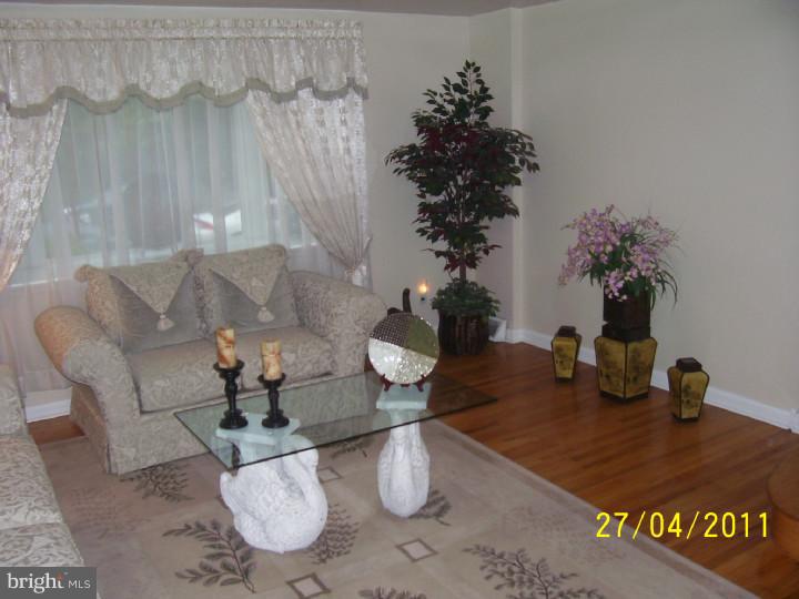 2316 Rhawn Street Philadelphia, PA 19152 - Photo 4 of 25 Living Room