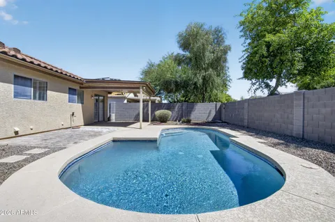 a view of a house with backyard
