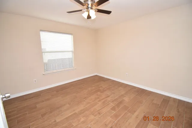 $2,100 | 338 Brightfield Lane, Dickinson, TX 77539