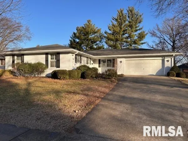 $255,000 | 6 Ivywood Drive, Jacksonville, IL 62650