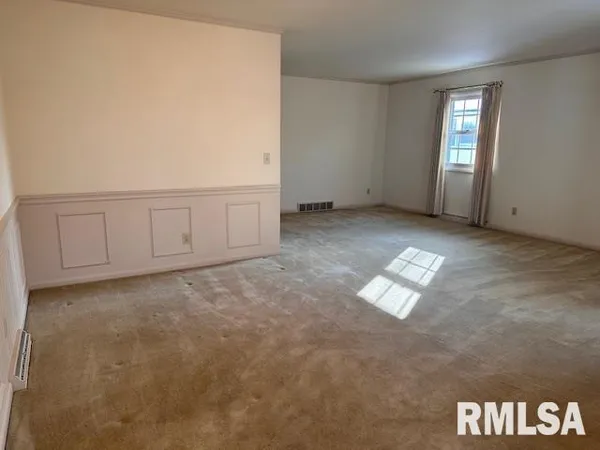 $255,000 | 6 Ivywood Drive, Jacksonville, IL 62650