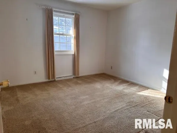 $255,000 | 6 Ivywood Drive, Jacksonville, IL 62650