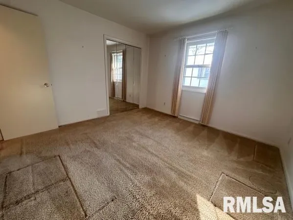 $255,000 | 6 Ivywood Drive, Jacksonville, IL 62650