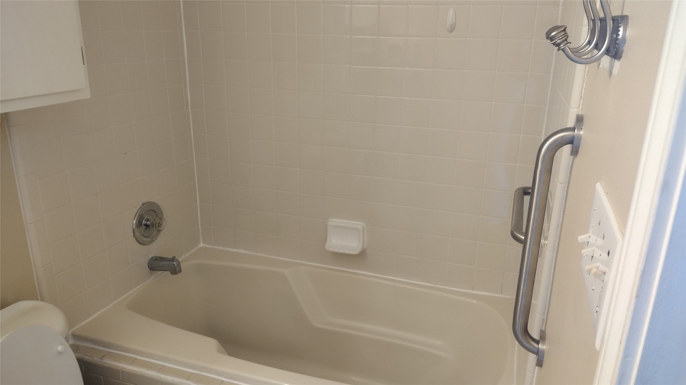 10001 Parliament House Road, Unit A Austin, TX 78717 - Photo 15 of 19 a bathroom with a bathtub