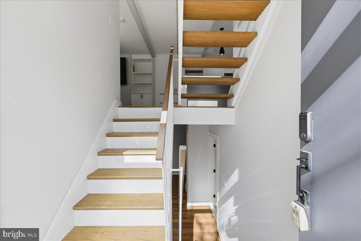 1632 Wainwright Drive Reston, VA 20190 - Photo 3 of 50