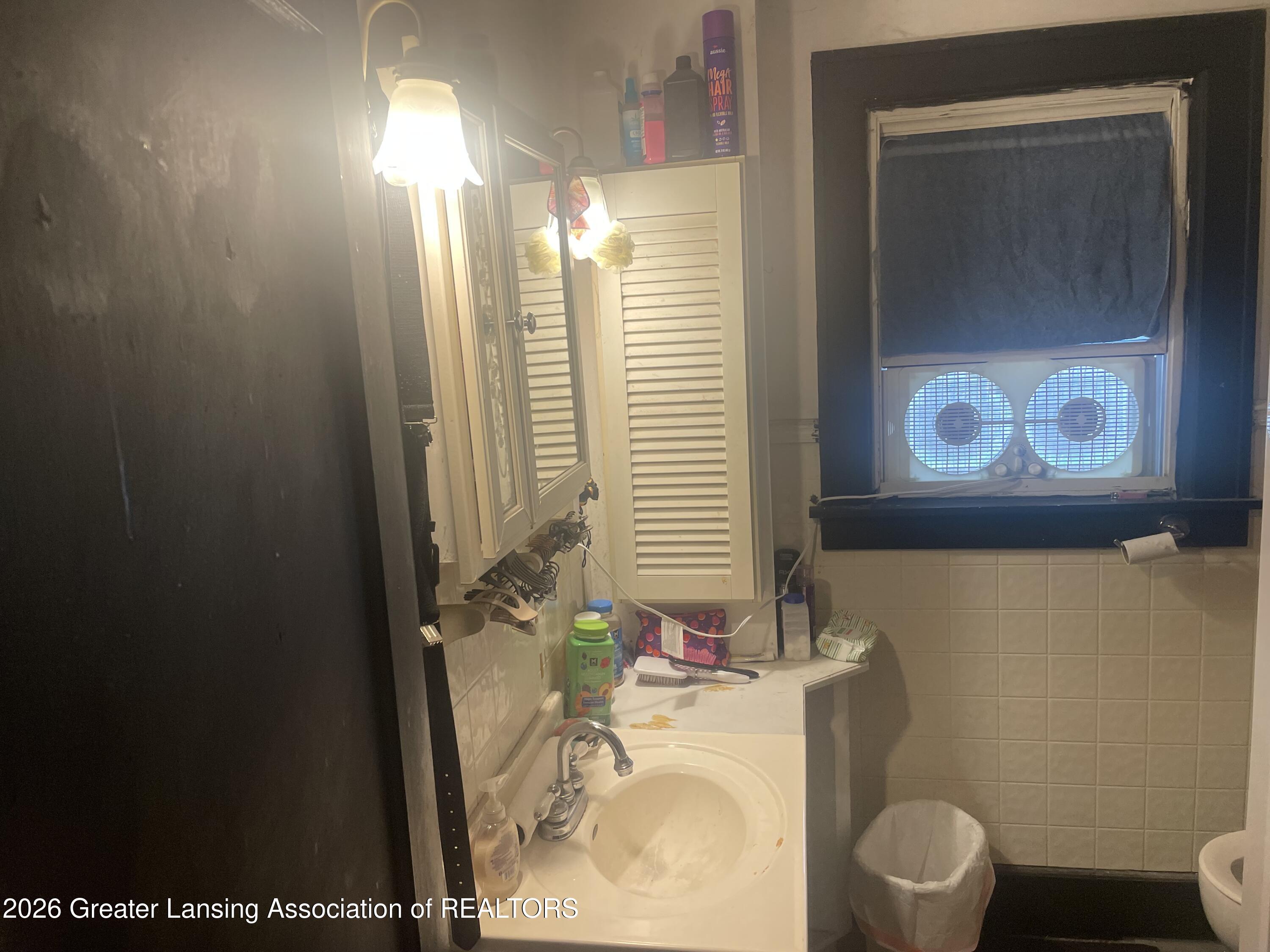 711 Taylor Street Bay City, MI 48708 - Photo 16 of 22 Bathroom