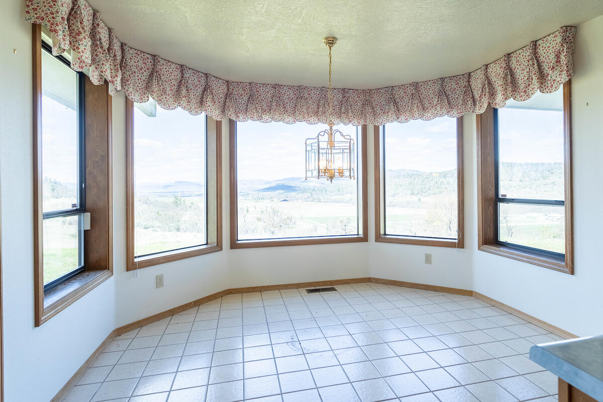 3990 East Antelope Road Eagle Point, OR 97524 - Photo 7 of 32 7
