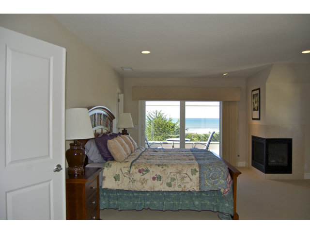 18 Ashdown Place Half Moon Bay, CA 94019 - Photo 9 of 23 a view of a living room and window
