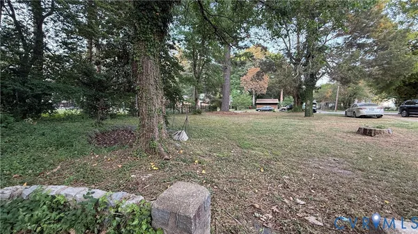 a view of a yard with a house
