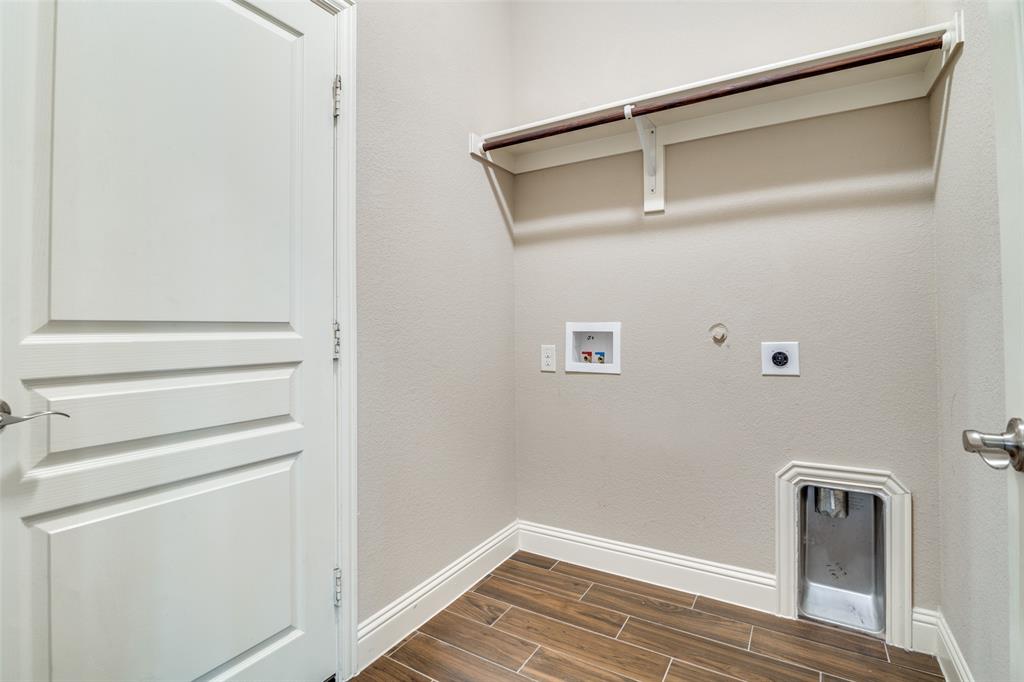 556 Avery Pointe Lavon, TX 75166 - Photo 20 of 32 a view of an empty walk in closet