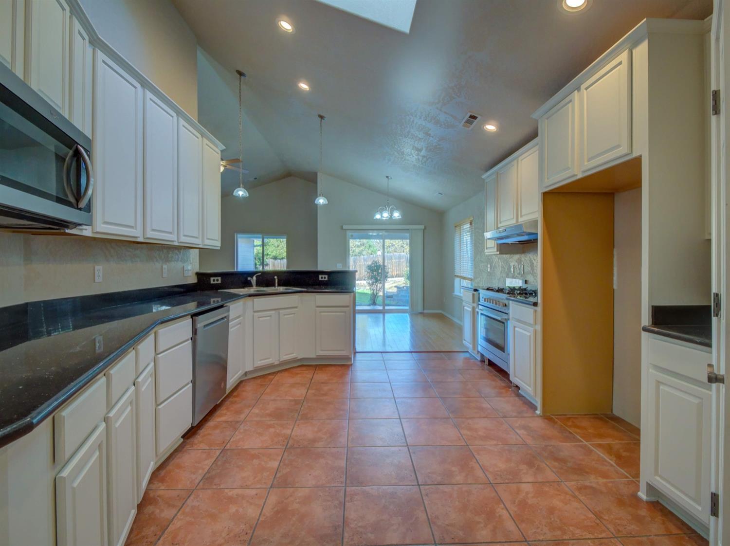 1535 Ridge Way Medford, OR 97504 - Photo 7 of 23 Large kitchen with vaulted ceiling, newl