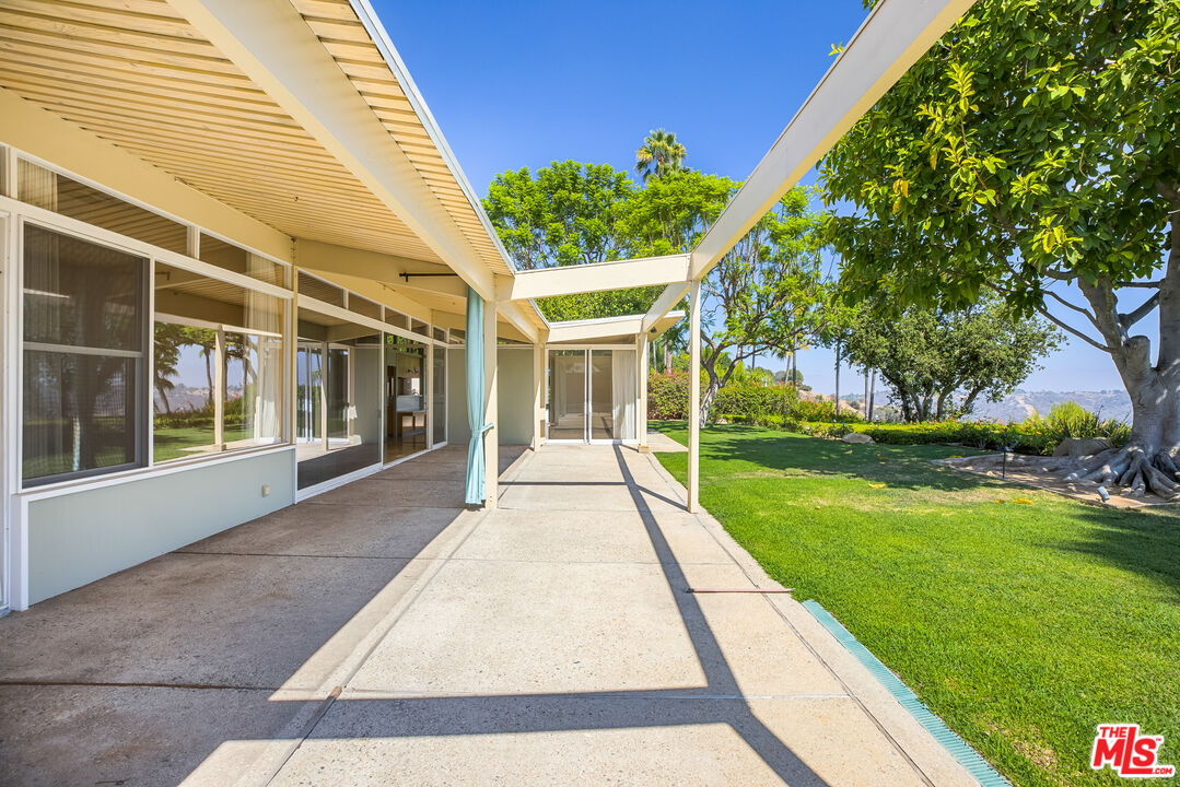 2262 Stradella Road Los Angeles, CA 90077 - Photo 37 of 54