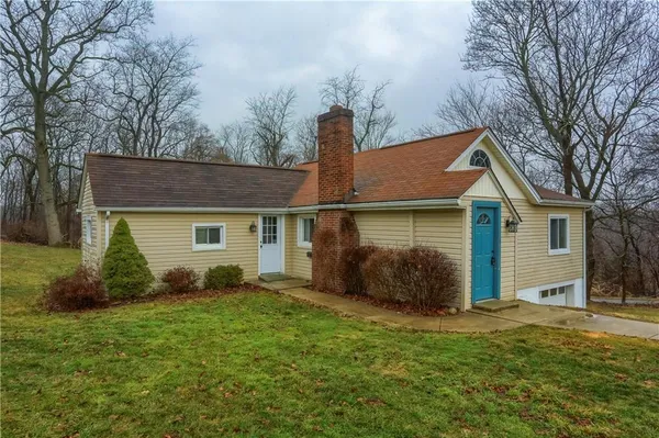 a view of a house with backyard and garden