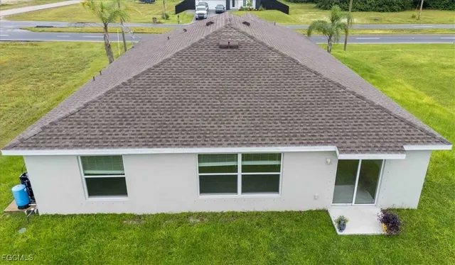 a view of a house with backyard and garden
