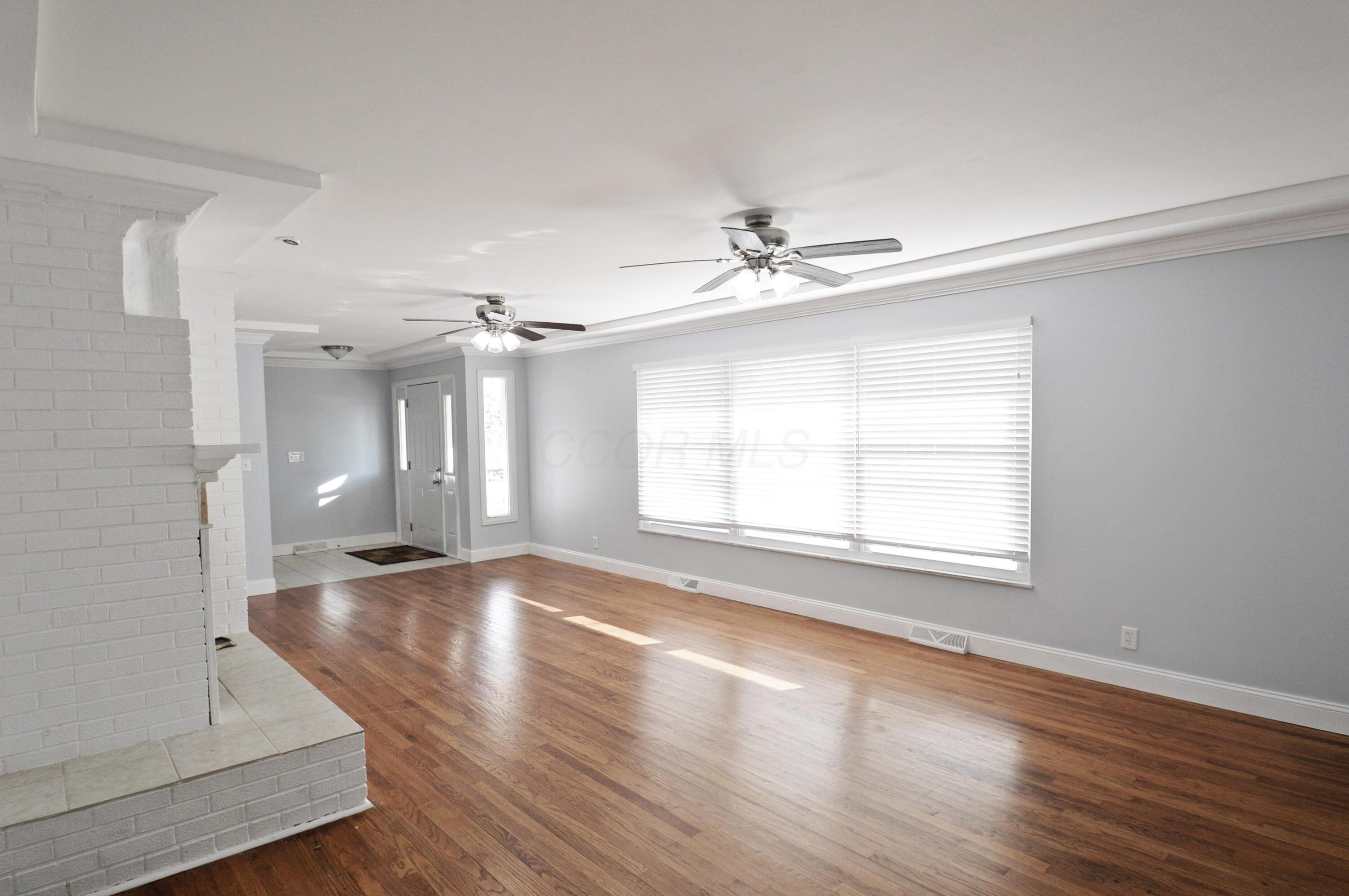 5138 Roberts Road Hilliard, OH 43026 - Photo 5 of 35 Living Room 3