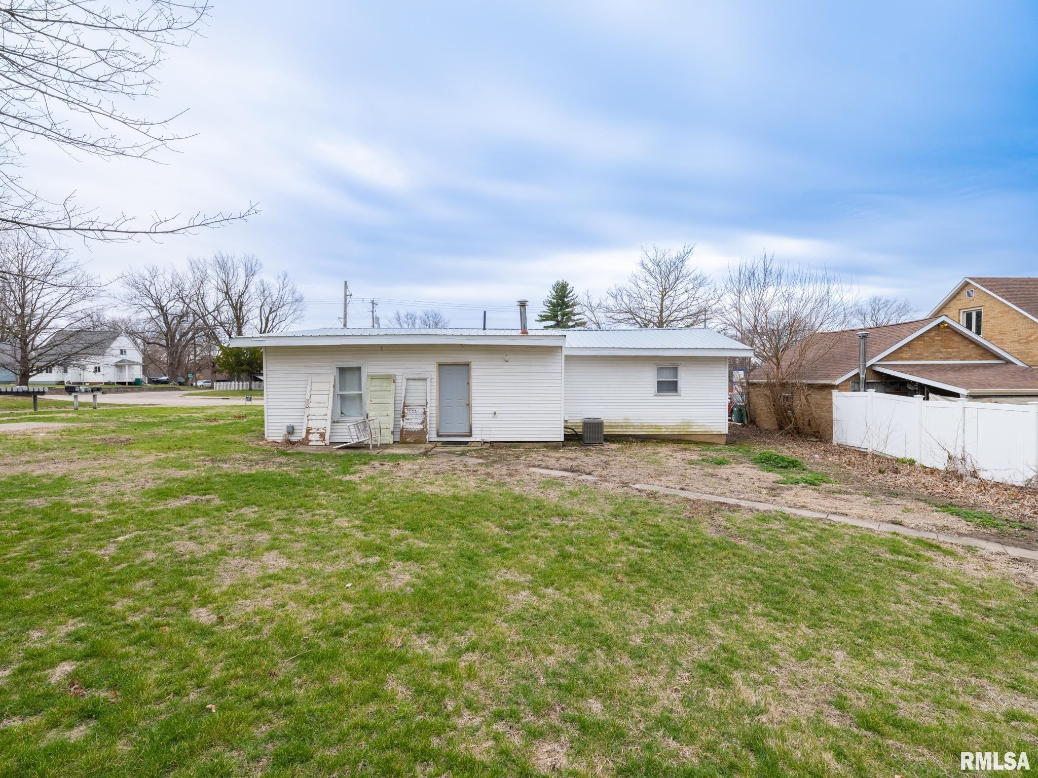 627 East Fort Street Farmington, IL 61531 - Photo 7 of 10