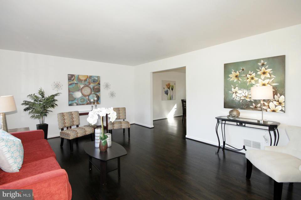 9302 Nester Road Fairfax, VA 22032 - Photo 3 of 30 Living Room