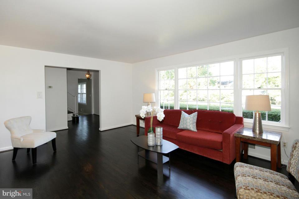 9302 Nester Road Fairfax, VA 22032 - Photo 4 of 30 Living Room