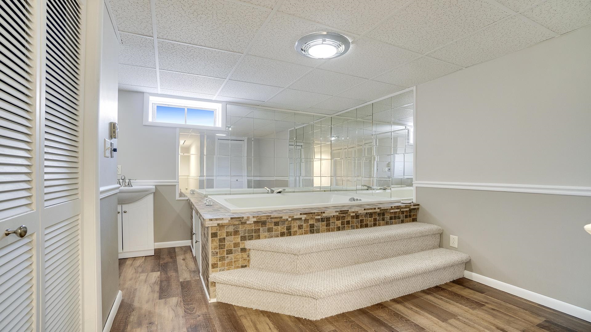 1065 Idle Oak Run Dixon, IL 61021 - Photo 23 of 44 a living room with a rug and wooden floor